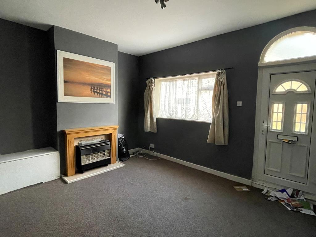 Lot: 118 - MID-TERRACE HOUSE FOR IMPROVEMENT -